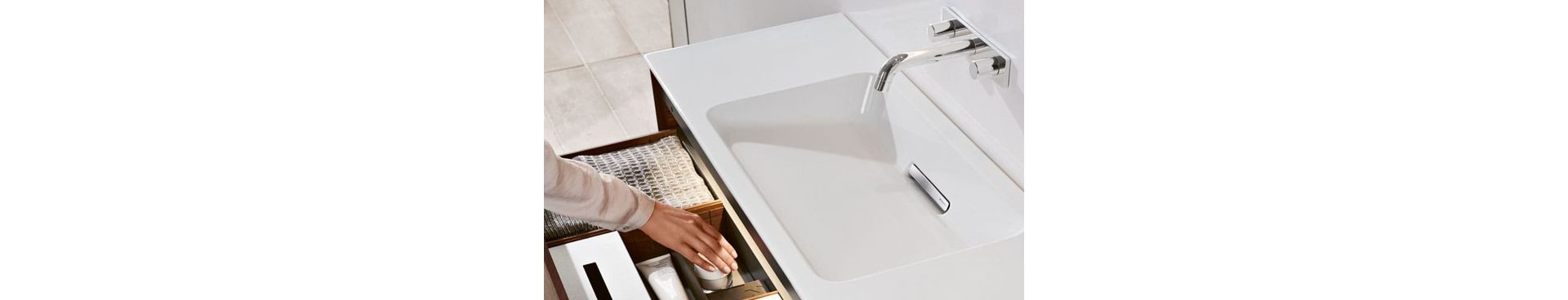 ... ou sert de rangement supplémentaire, car il n’est pas nécessaire de prévoir un espace dans le meuble pour le siphon: lavabo et meuble sous lavabo «Geberit ONE».