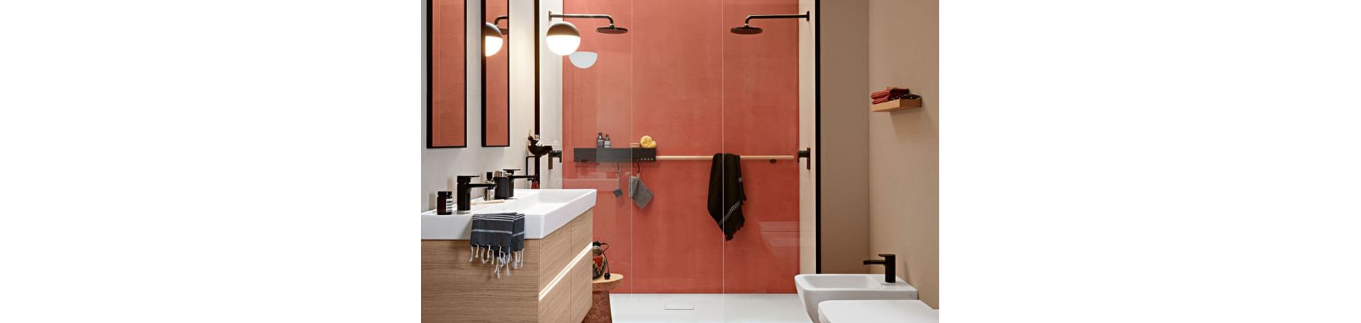 Bagno colorato con ceramica bianca: «Collaro» di Villeroy & Boch. Con la nuova collezione, la ceramica a parete sottile «TitanCeram» è disponibile per la prima volta anche nel segmento di prezzo medio.
