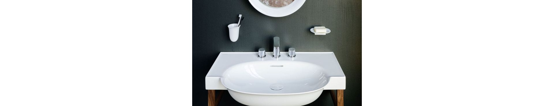 «SaphirKeramik» è invece il nome del pendant di Laufen. Per la collezione «The New Classic», il designer Marcel Wanders ha creato in questo materiale delicato ma molto robusto non solo lavabi, bensì anche accessori e specchi.