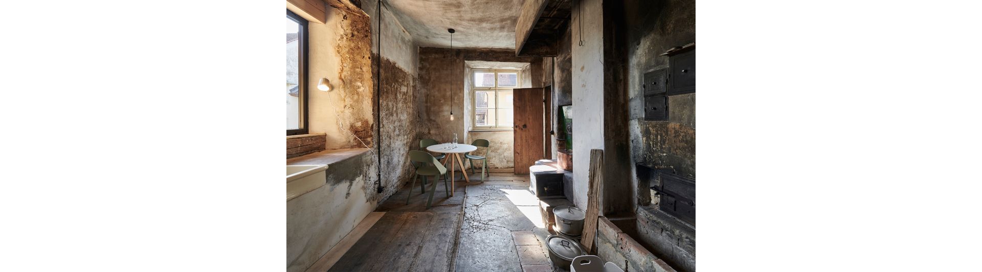 La cuisine historique dans l’appartement de vacances.