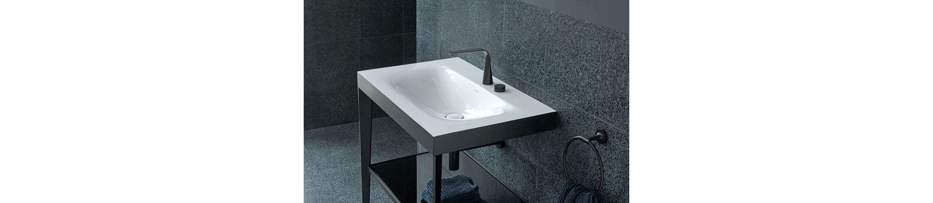 Sempre di Sieger Design, ma per Duravit, è la serie completa per bagni «Viu». Il rubinetto «D.1e» è stato progettato da Matteo Thun e Antonio Rodriguez. Con la sua superficie nera opaca e l'unità di controllo elettronica, incarna due tendenze dell'ISH di quest'anno.