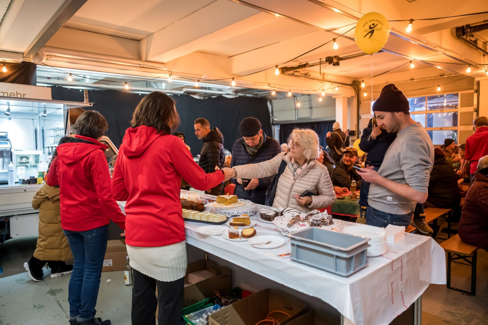 Mitarbeiter am Weihnachtsmarkt