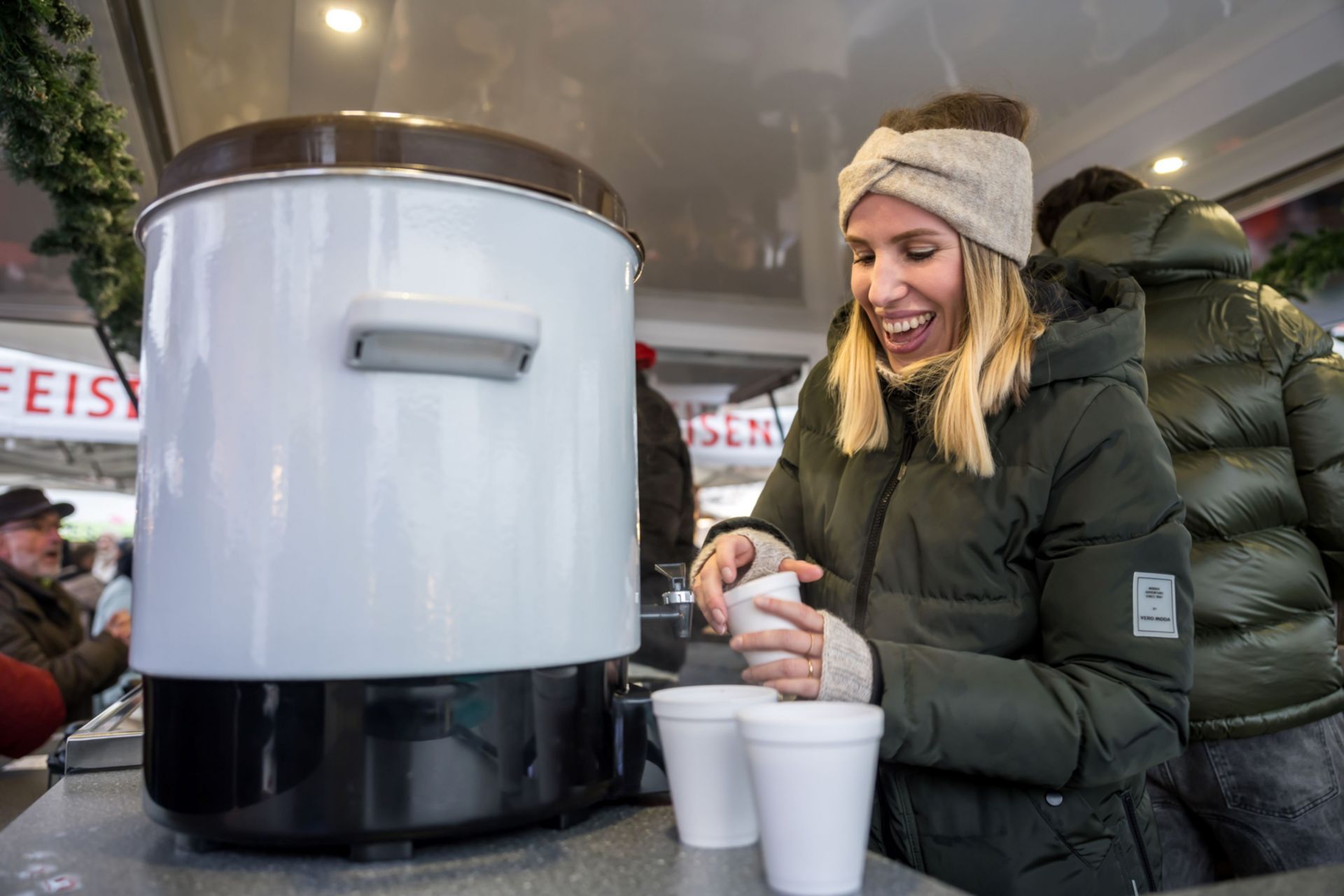 Mitarbeiter am Weihnachtsmarkt