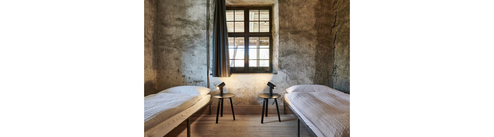 Les chambres à coucher sont aménagées de manière simple mais confortable.