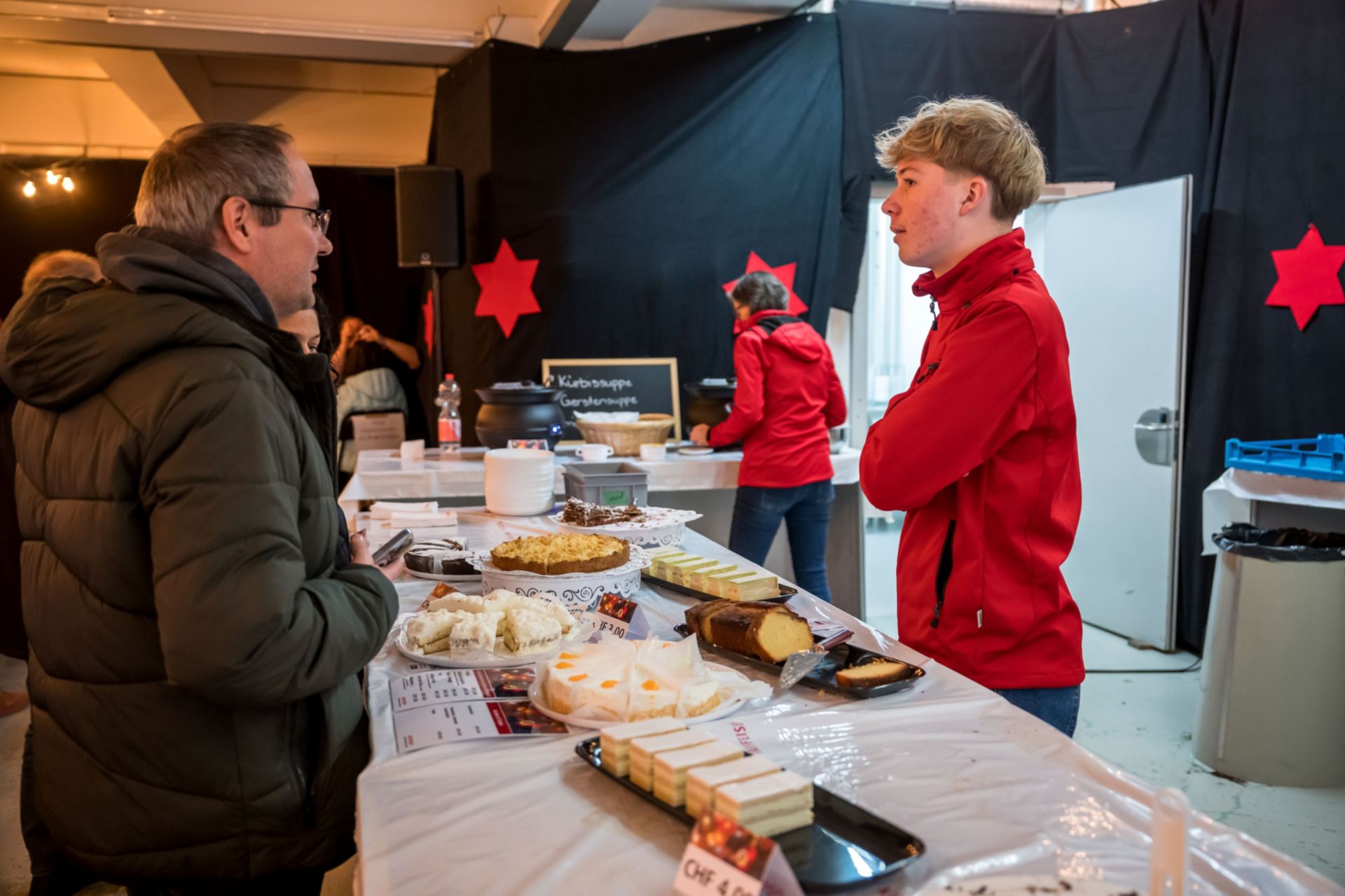 Mitarbeiter am Weihnachtsmarkt