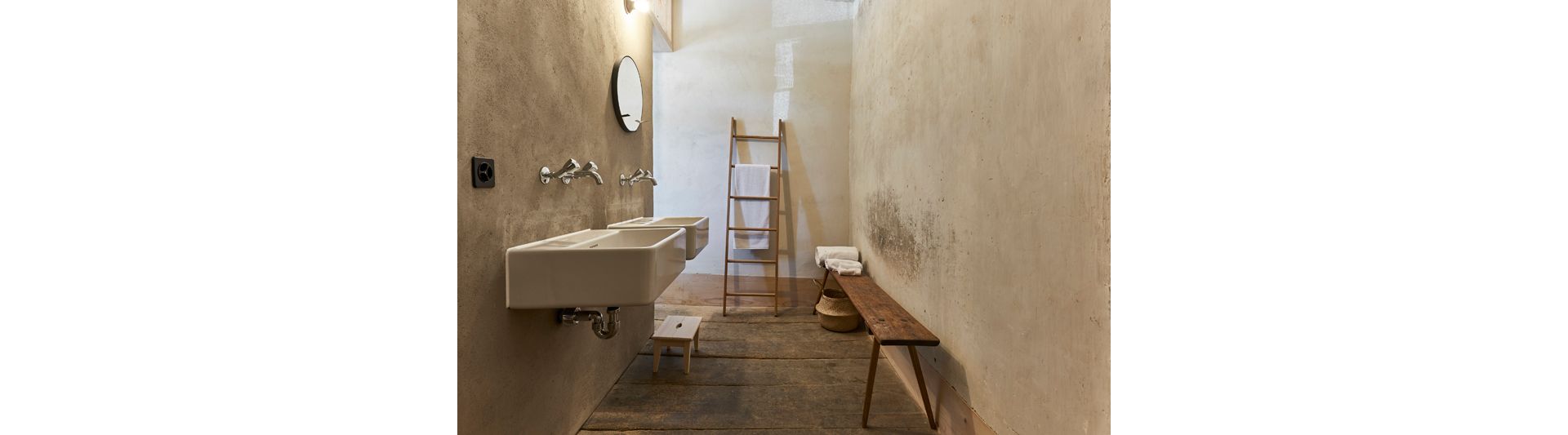 La salle de bains offre un confort contemporain.