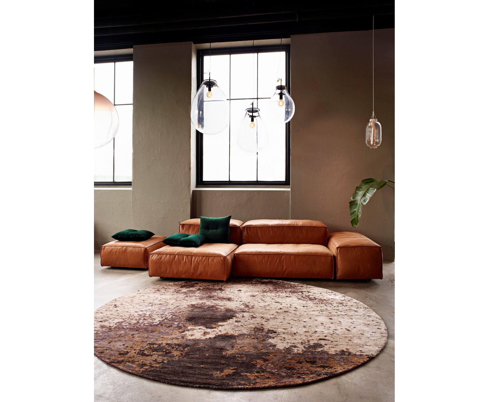 Le nom du tapis «Copper Moon» de Massimo Copenhagen évoque les nuits enchantées de novembre. Fabriqué à 100% à partir de fibres de bambou durables, ses tons chauds de brun et de cuivre apportent une touche de confort dans le salon. Image: Massimo Copenhagen