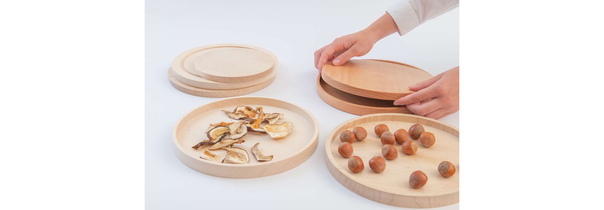 Au Japon, on dit que «les artisans donnent une âme à l’objet». C’est précisément cette âme que l’on retrouve dans les «TREE-plates» de Miki Martinek, entièrement tournées à la main. Elles peuvent servir d’assiette, de planche, de couvercle, de support ou de bol – en automne, par exemple, pour conserver des noix, des champignons, des châtaignes ou d’autres trésors de la nature. Image: Miki Martinek