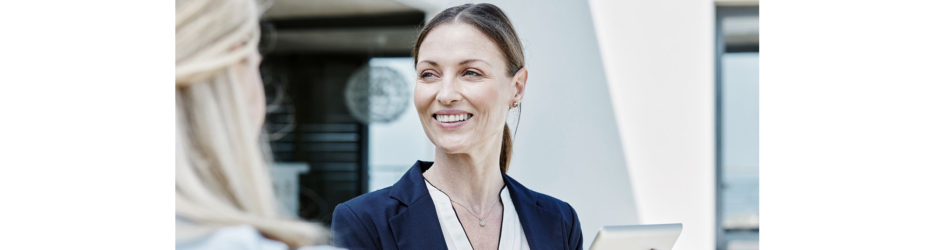 Frau mit IPad in der Hand