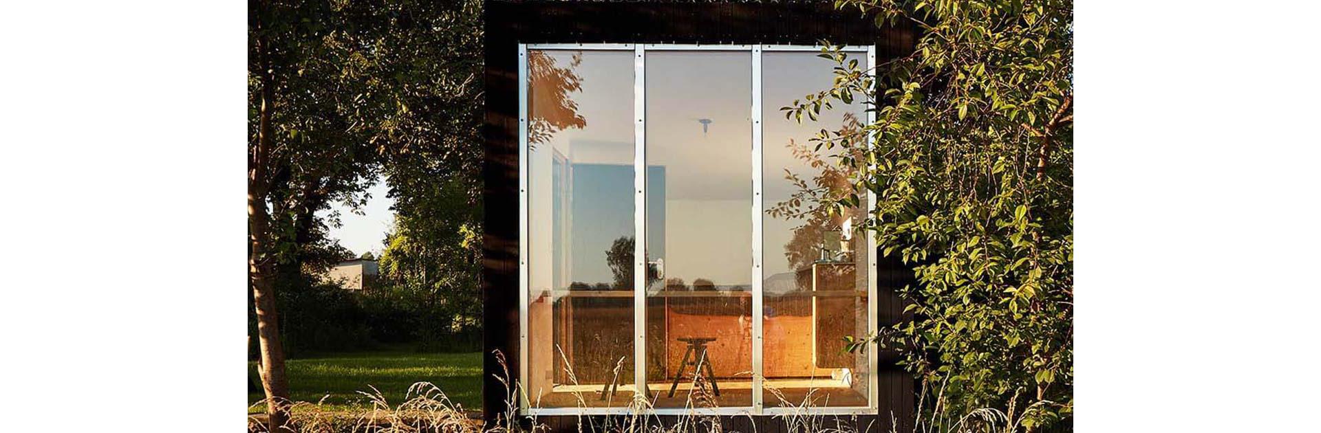 Die grosszügige Verglasung der Black Cabins bietet ungehinderte Sicht ins Freie.