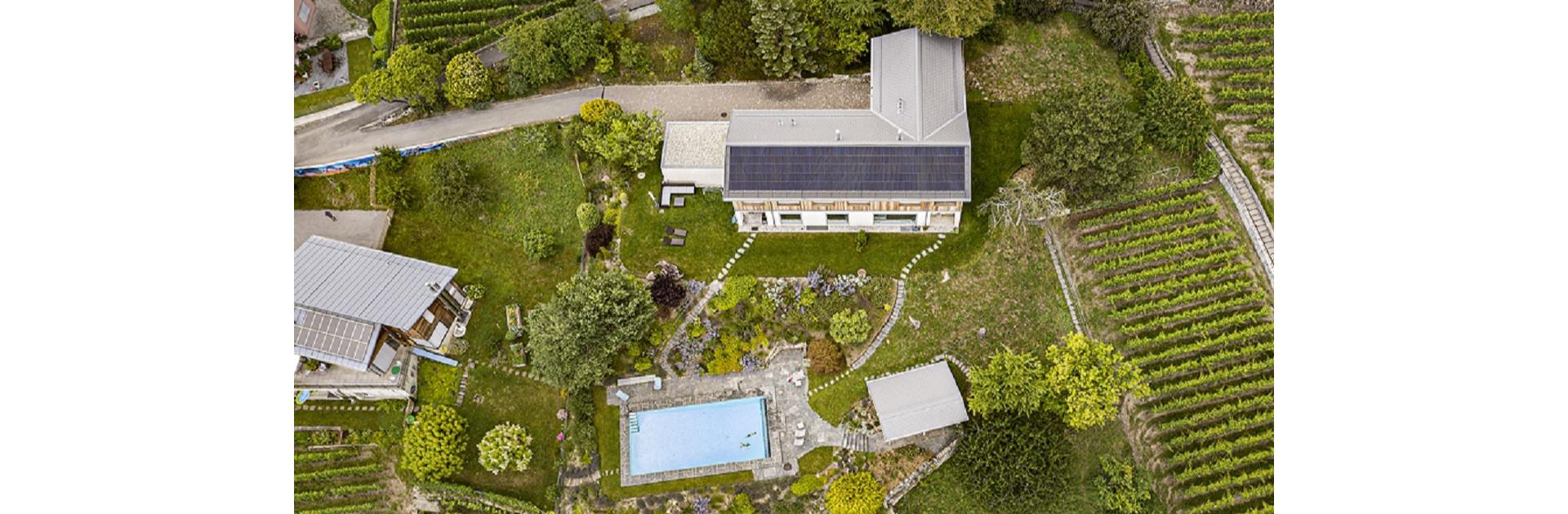 Die sonnenreiche Südseite des L-förmigen Daches ist mit dem Eternit Solarsystem «Sunskin roof» eingedeckt. Die 86m² erzeugen rund 20 MWh/Jahr.