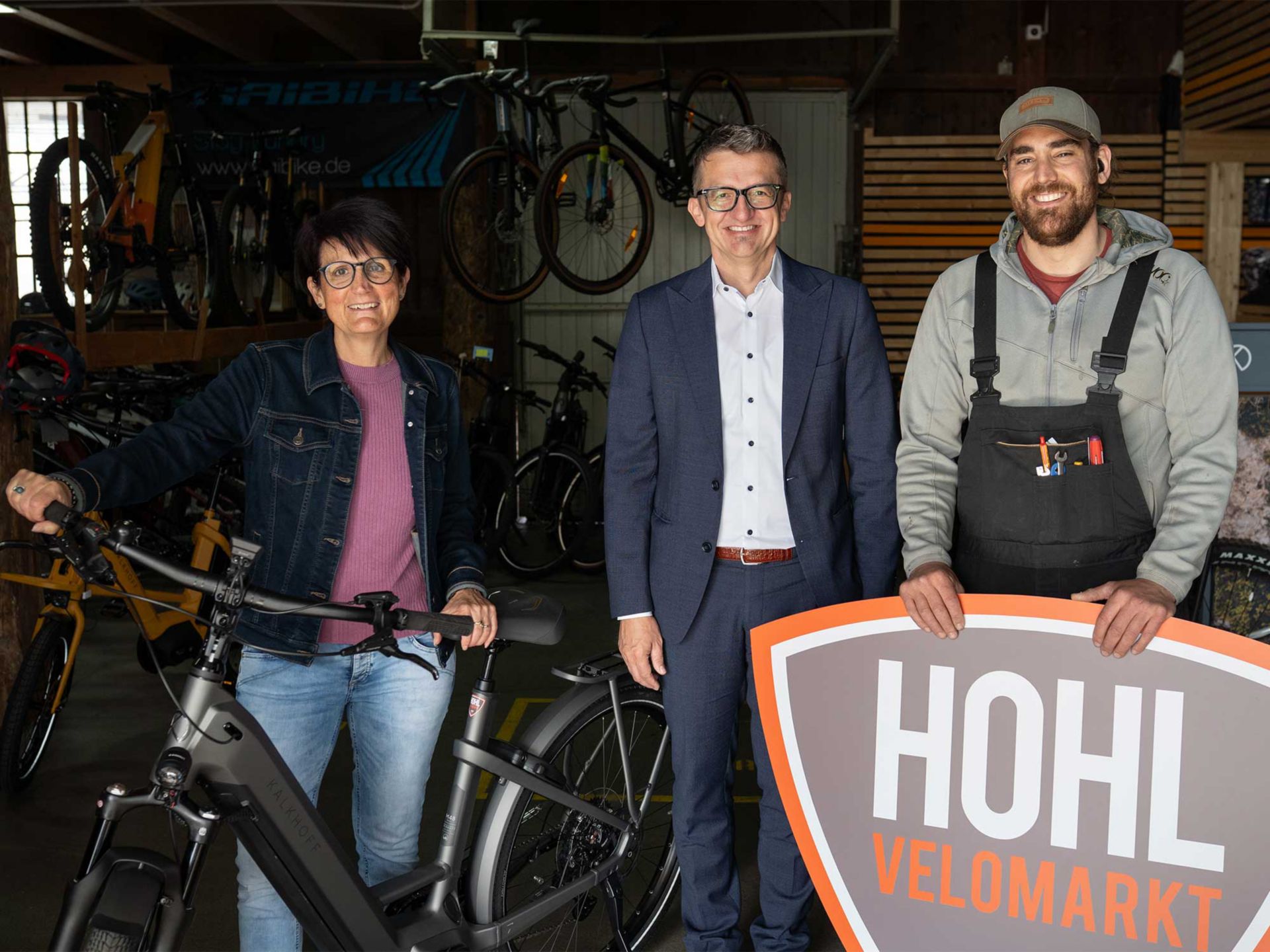 Übergabe des Gewinns: Thomas Gutmann, Vorsitzender der Bankleitung, und Marko Steffek, Geschäftsführer Hohl Velomarkt Arbon GmbH überreichen der Gewinnerin, Amanda Jäger, ihr neues E-Bike.