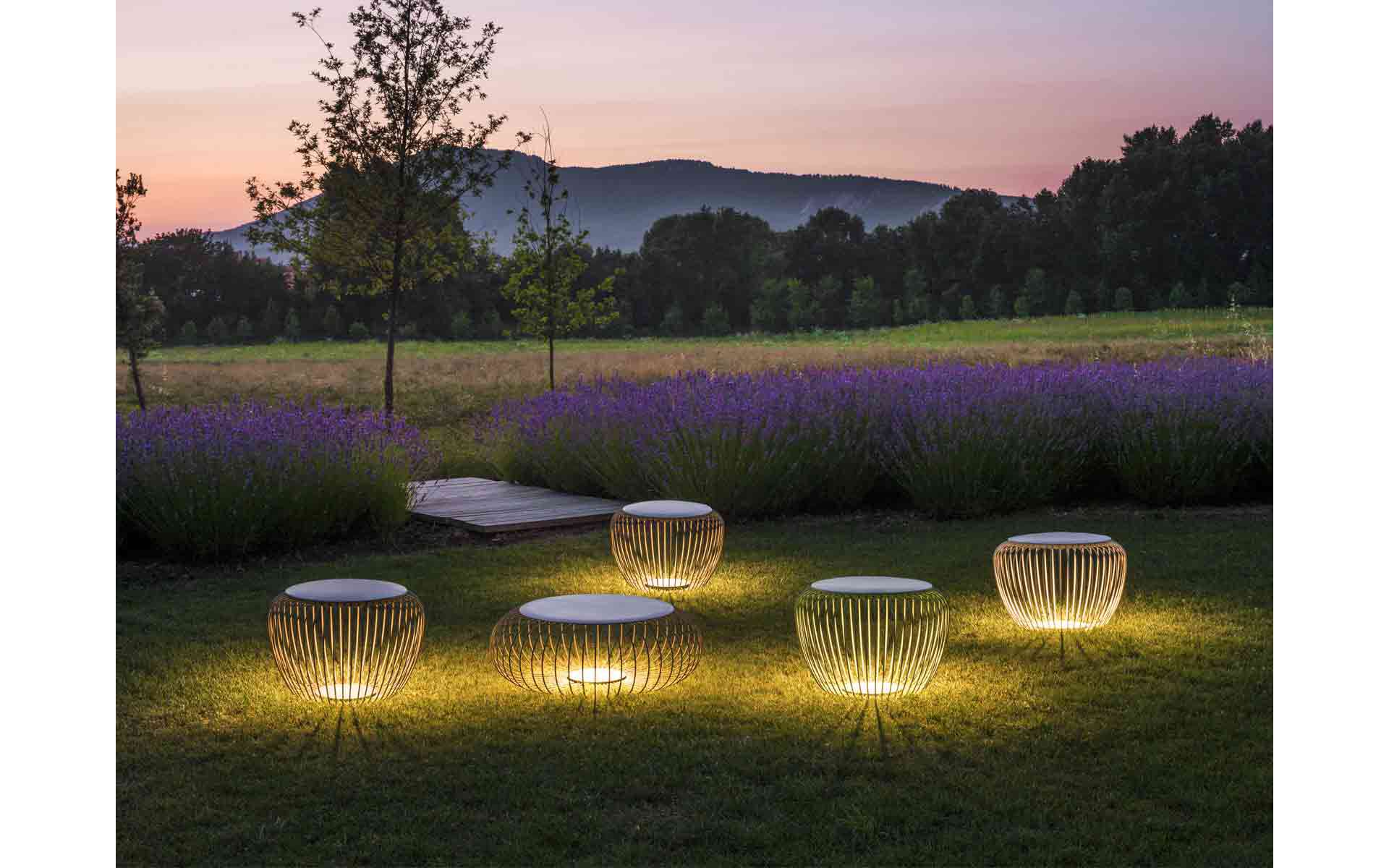 Die Gärten der Isartal Werkstätten in Thalkirchen wurden in atmosphärisches Licht von Occhio eingetaucht. Im Bild die Pollerleuchte «Sito palo». https://de.occhio.de/