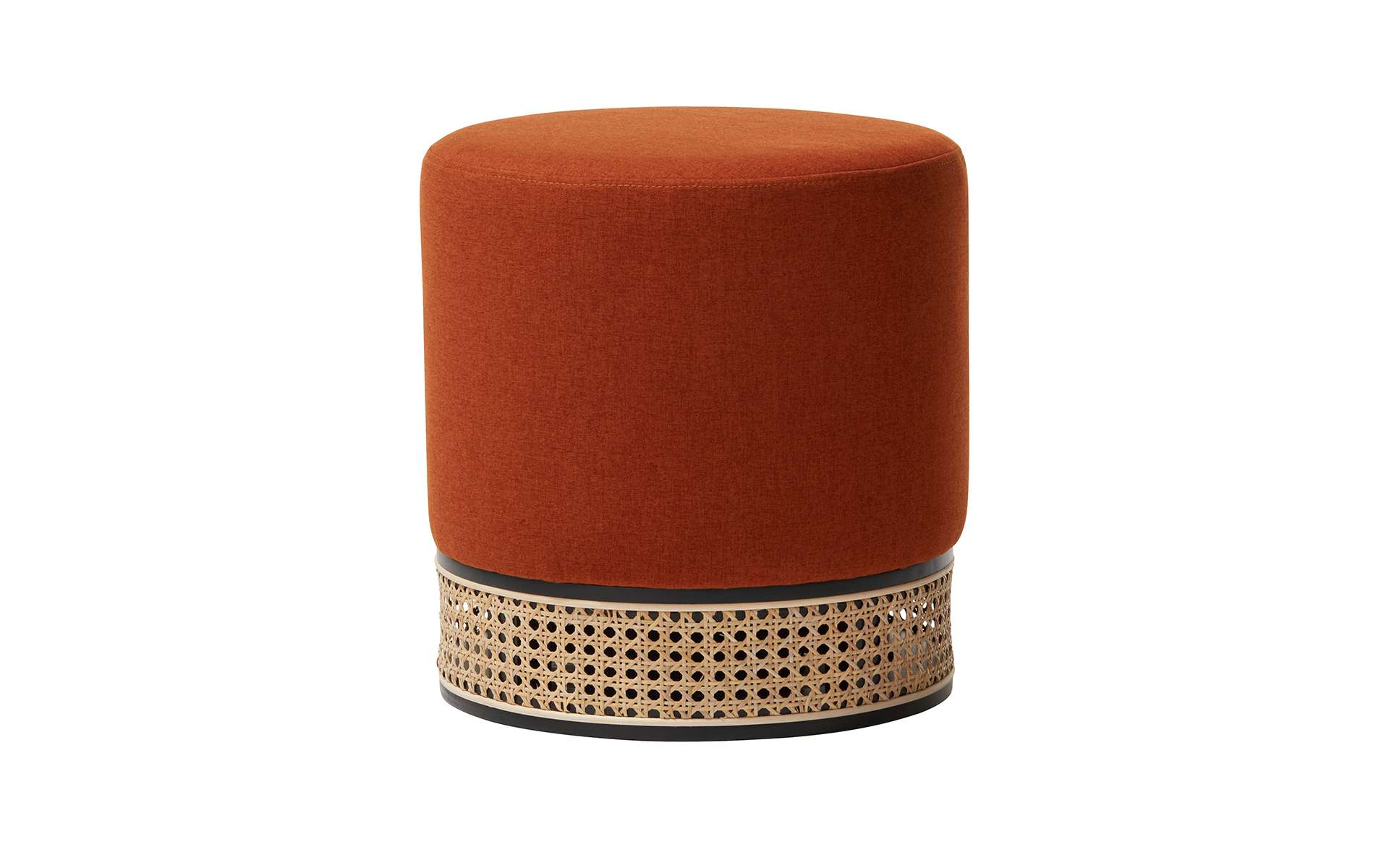 Le tabouret «Fay» de Micasa apporte une touche de couleur lumineuse et automnale dans le salon. Idéal pour compléter des éléments aménagés par le passé. Image: Micasa