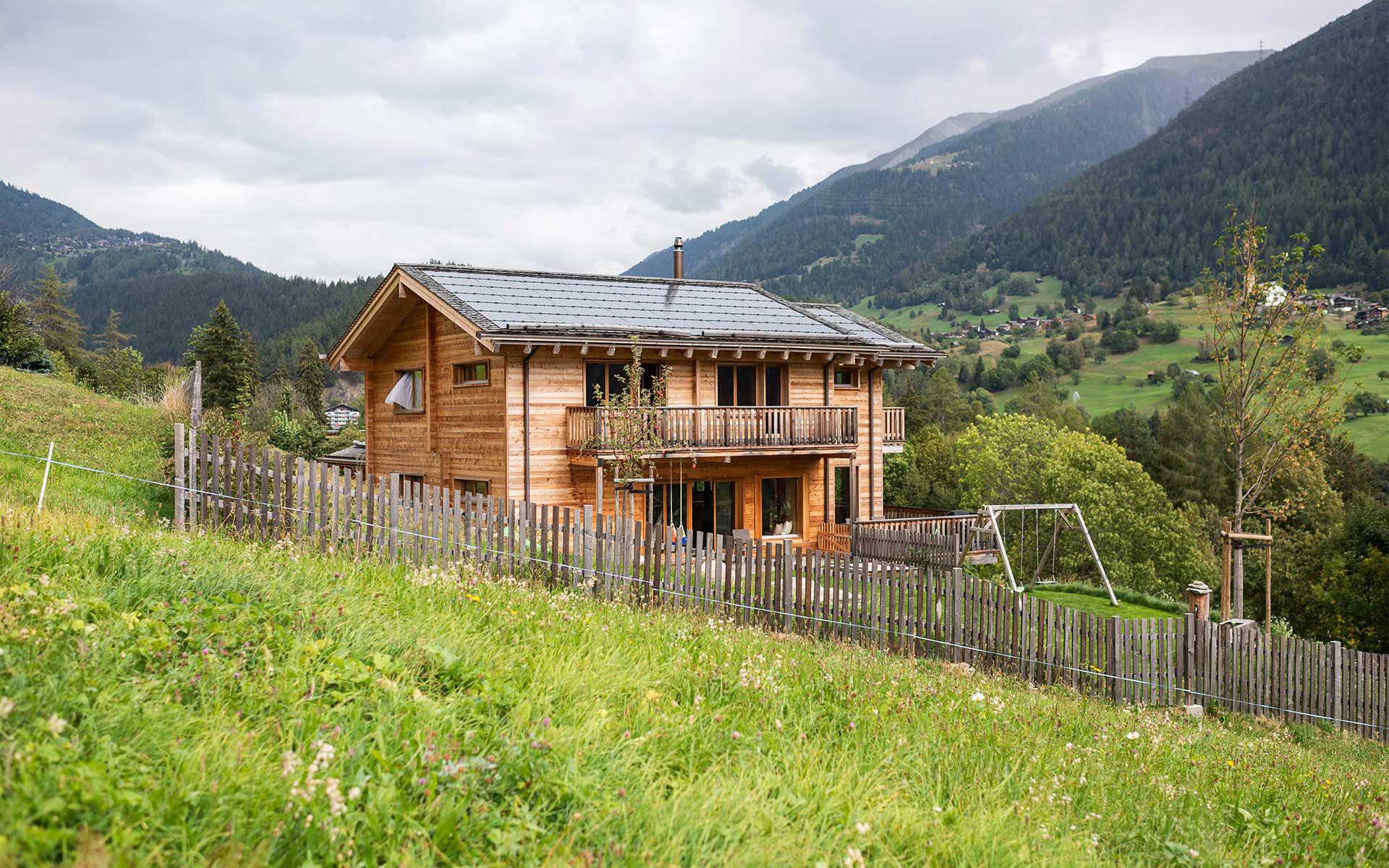 Da abeti rossi e larici selezionati della regione, grazie alla più moderna tecnologia CNC e a conoscenze secolari nella costruzione in legno, sono state realizzate case con materiali da costruzione ecologici al 100% per la massima qualità abitativa.