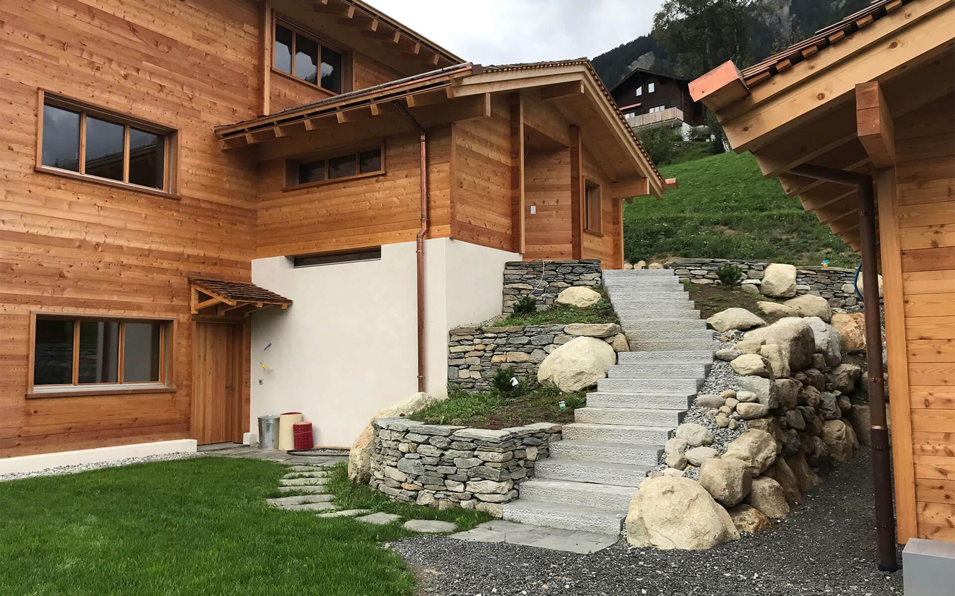 All'esterno robusto legno di larice: dal tetto di tegole alla facciata, fino al balcone e alle finestre.