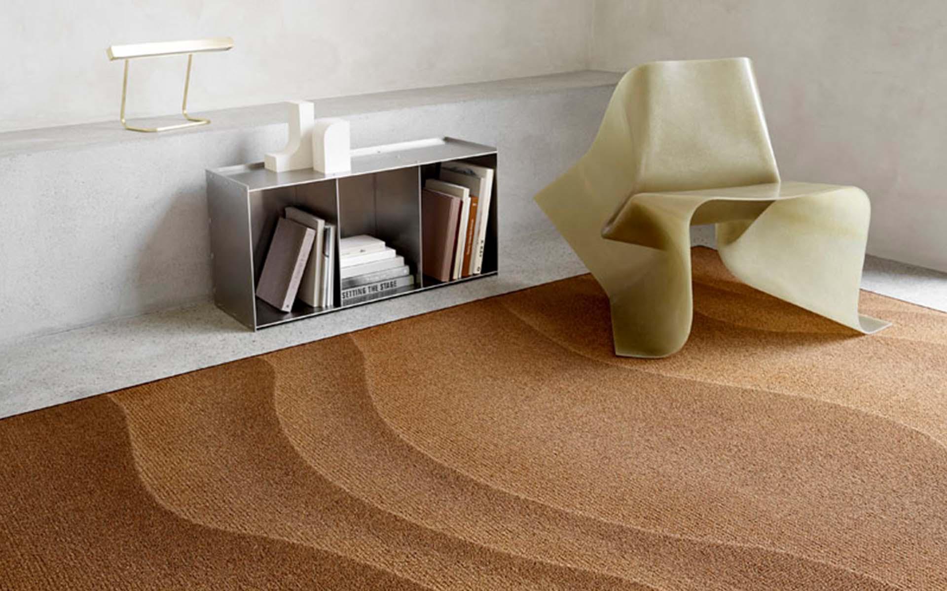 Mit «A New Wave» holt man sich die Spuren vom Wind im Sand und von wandernden Dünen ins Haus – die Designerinnen von Séché Studio haben die organischen Teppiche in Anlehnung an ihre Kindheitserinnerungen von der Küste Dänemarks designt. Bild: Carpet Concept, Foto: Ege Carpets