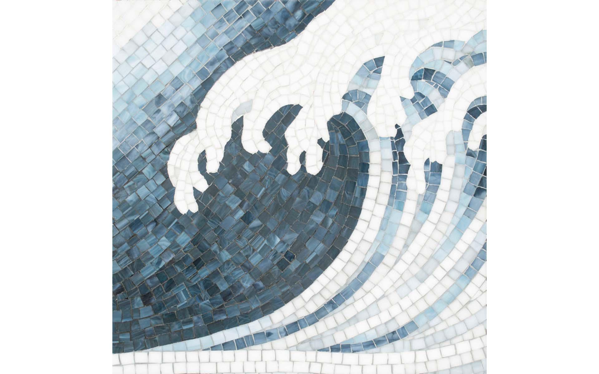 Auf dieser Welle von Mosaikmeister New Ravenna reiten wir gerne mit ... Das Motiv von «Waves» ist von einem handbemalten japanischen Paravent aus dem 17. Jahrhundert inspiriert und zeigt die schäumende Gischt und hohen Wogen einer stürmischen See – kaum zu glauben, wie ein statisches Glasmosaik die Wand in Bewegung zu versetzen vermag. Foto: New Ravenna