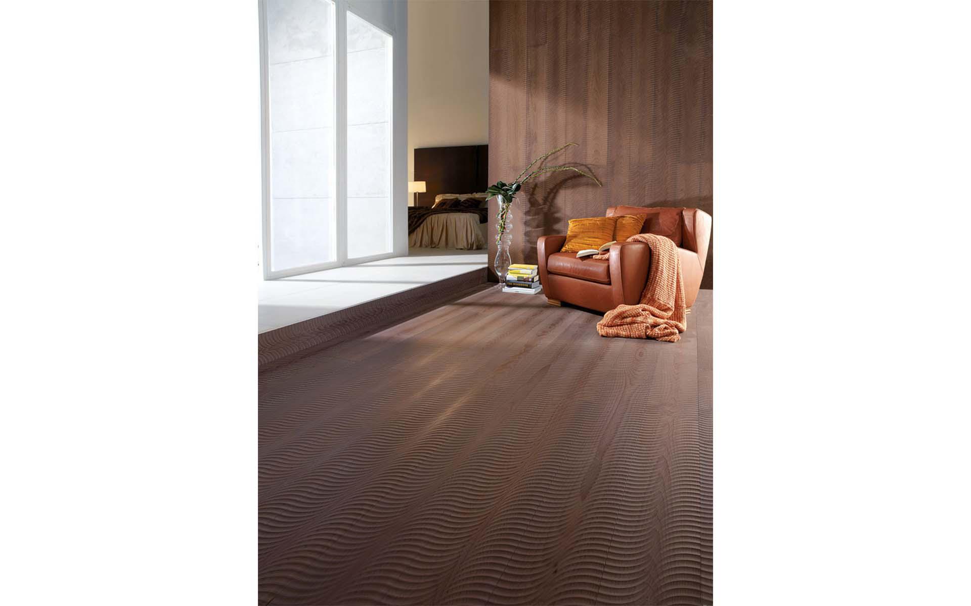 Anche questo parquet in legno fa faville! La superficie fresata della tavola «Vulcano Fresco Duna» non solo è particolarmente decorativa, ma delizia anche chi vi cammina sopra a piedi nudi grazie al suo leggero effetto massaggiante. Il legno di faggio è stato sottoposto a un trattamento termico che rende superflui eventuali processi chimici. Foto: Mafi, Foto: Maurizio Marcato