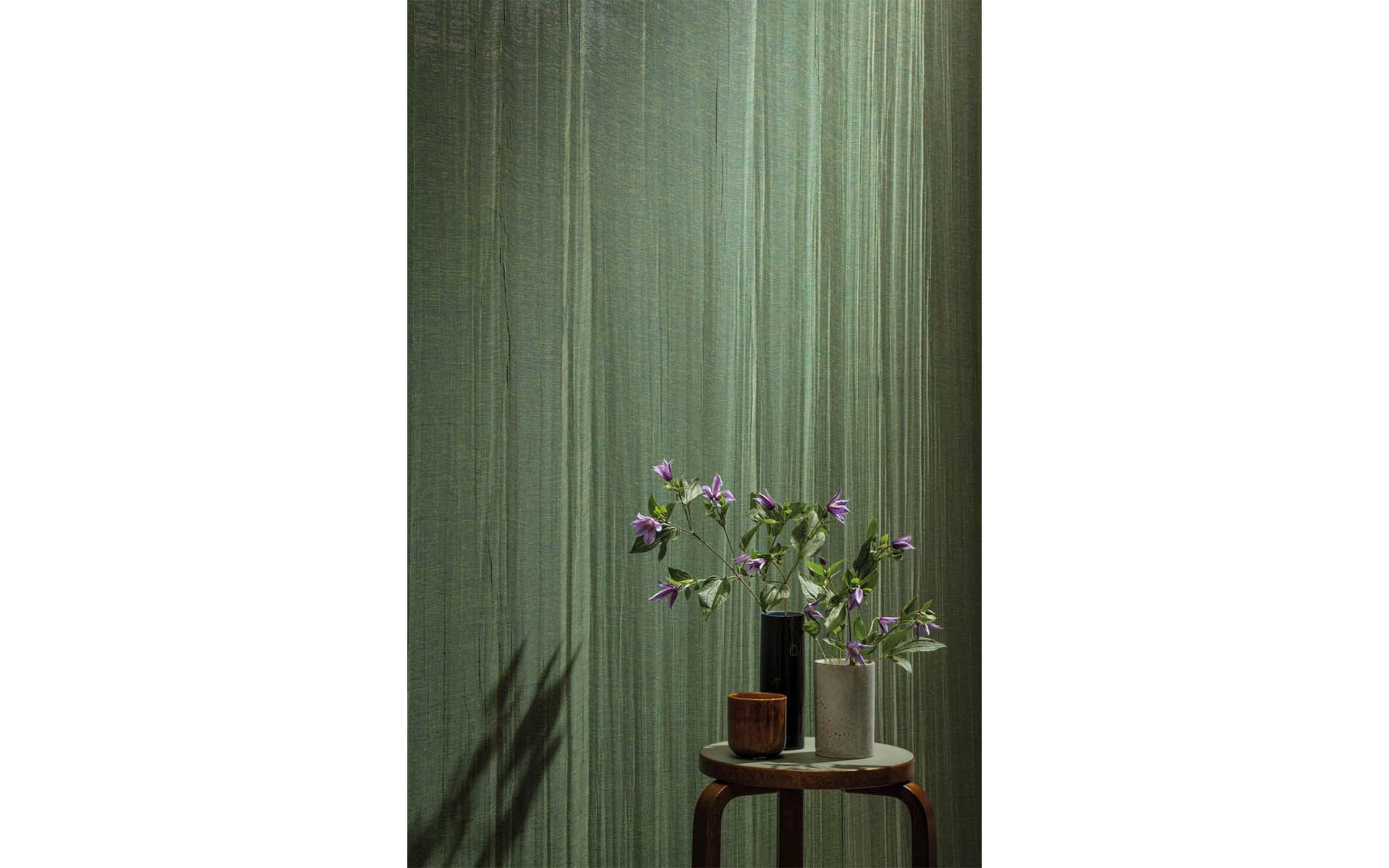 Come se si fosse seduti dietro una cascata e si guardasse un paesaggio immerso nel verde attraverso il velo d'acqua... La collezione «Ode» non solo ricorda visivamente i momenti della natura, ma è anche realizzata con un materiale naturale. La sensazione tattile è anche il punto di forza segreto delle bellissime carte da parati in lino, visivamente sobrie. Foto: Omexco