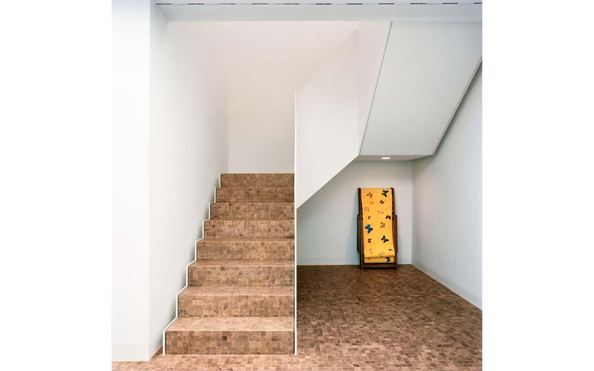 Il pavimento in larice «Domino Vulcano», estremamente resistente, utilizza cuboidi molto più piccoli. I blocchetti in grana fine sono tenuti insieme in modo compatto su un reticolato per parquet e oliati solo durante la posa. Un pavimento individuale come lo è un albero. Foto: Mafi, Foto: James Harris