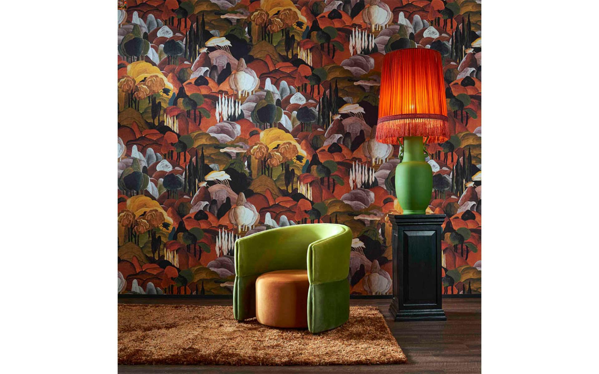 «All'ombra dei cipressi» trae ispirazione dal paesaggio collinare della Toscana, immergendolo in colori intensi e in un linguaggio visivo quasi opulento. La ciliegina sulla torta, però, è la superficie in ciniglia morbida e vellutata dei rivestimenti delle pareti. Foto: Arte