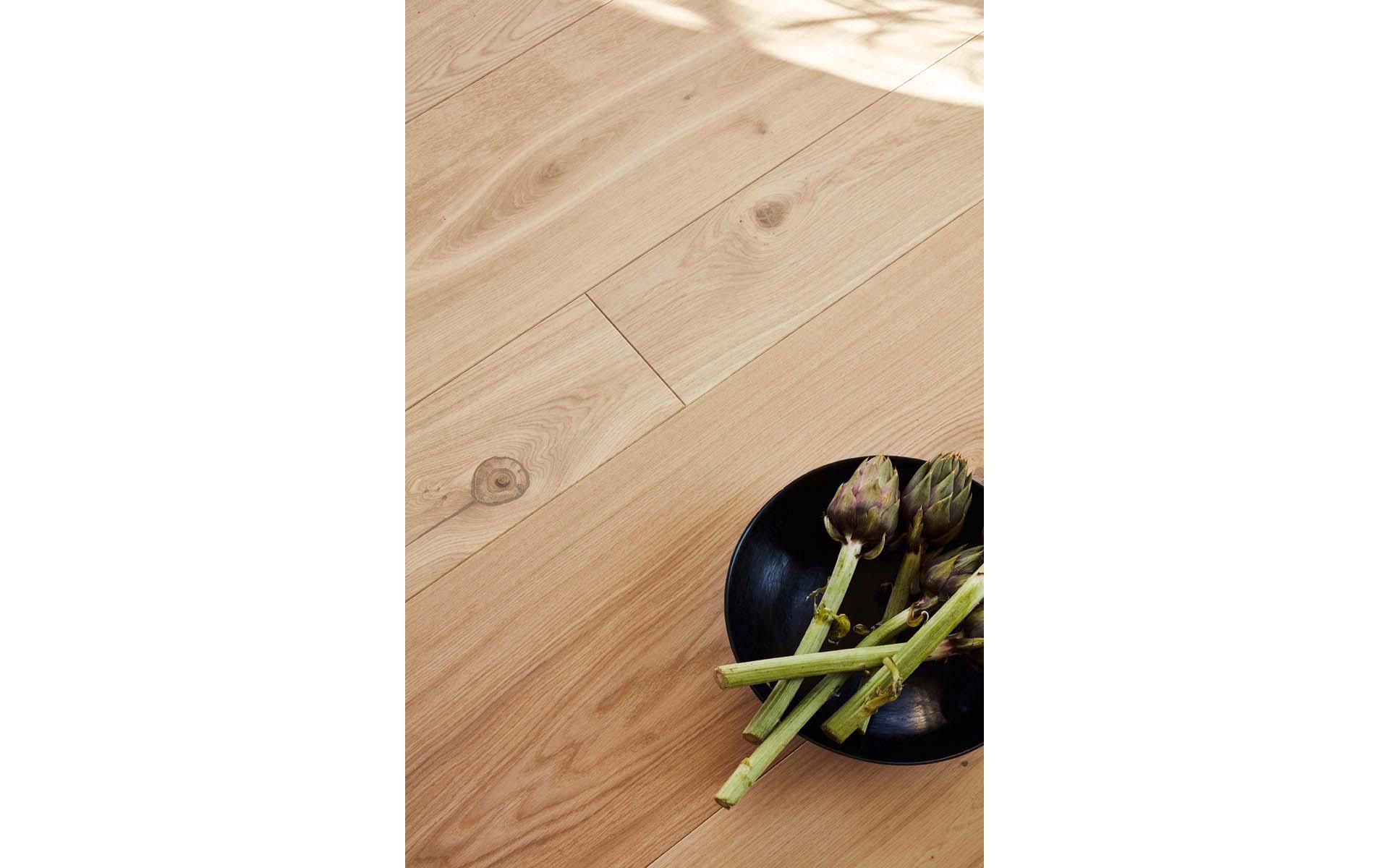 Con i listoni larghi e lunghi fino a quattro metri della collezione di parquet in rovere Unicopark, il pavimento diventa un pezzo unico, soprattutto con la serie fatta a mano Handcrafted. Foto: Bauwerk Parkett