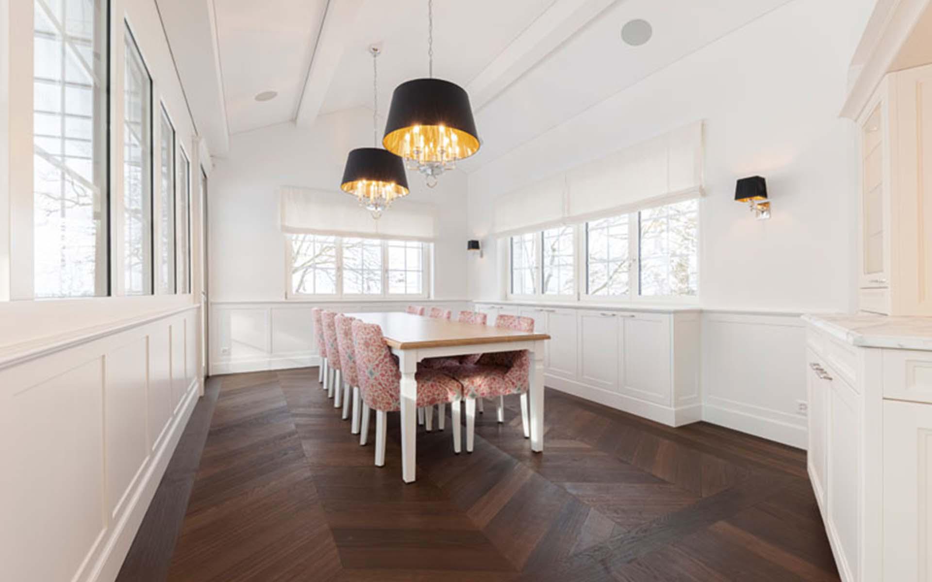 Il legno è presentato in modo non meno esclusivo in «Fürstlichen Schlossdielen» (Pavimenti del castello principesco), che sono più che all'altezza del loro nome: le tavole sono lunghe fino a 12 metri e larghe 35 cm e si può scegliere tra oltre 20 tipi di legno, da quello senza nodi a quello rustico, con finiture superficiali che vanno dal liscio al piallato a mano al levigato. Foto: Atlas Holz