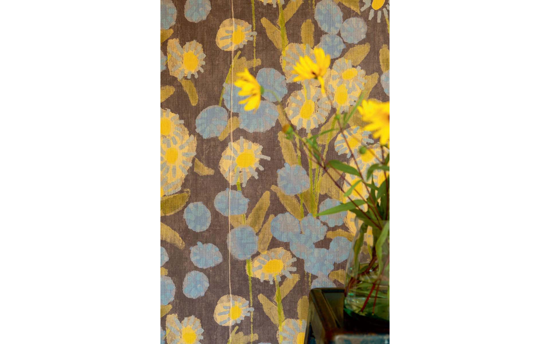 Le farfalle colorate danzano silenziose, schivando i salti acrobatici delle cavallette, una coccinella striscia indifferente sul lungo sentiero che porta alla fine del gambo... «Margaritas» della collezione Volver ci trasporta in un prato fiorito nel bel mezzo di un pomeriggio di sole, dove non contano né il tempo né la realtà. Foto: Élitis