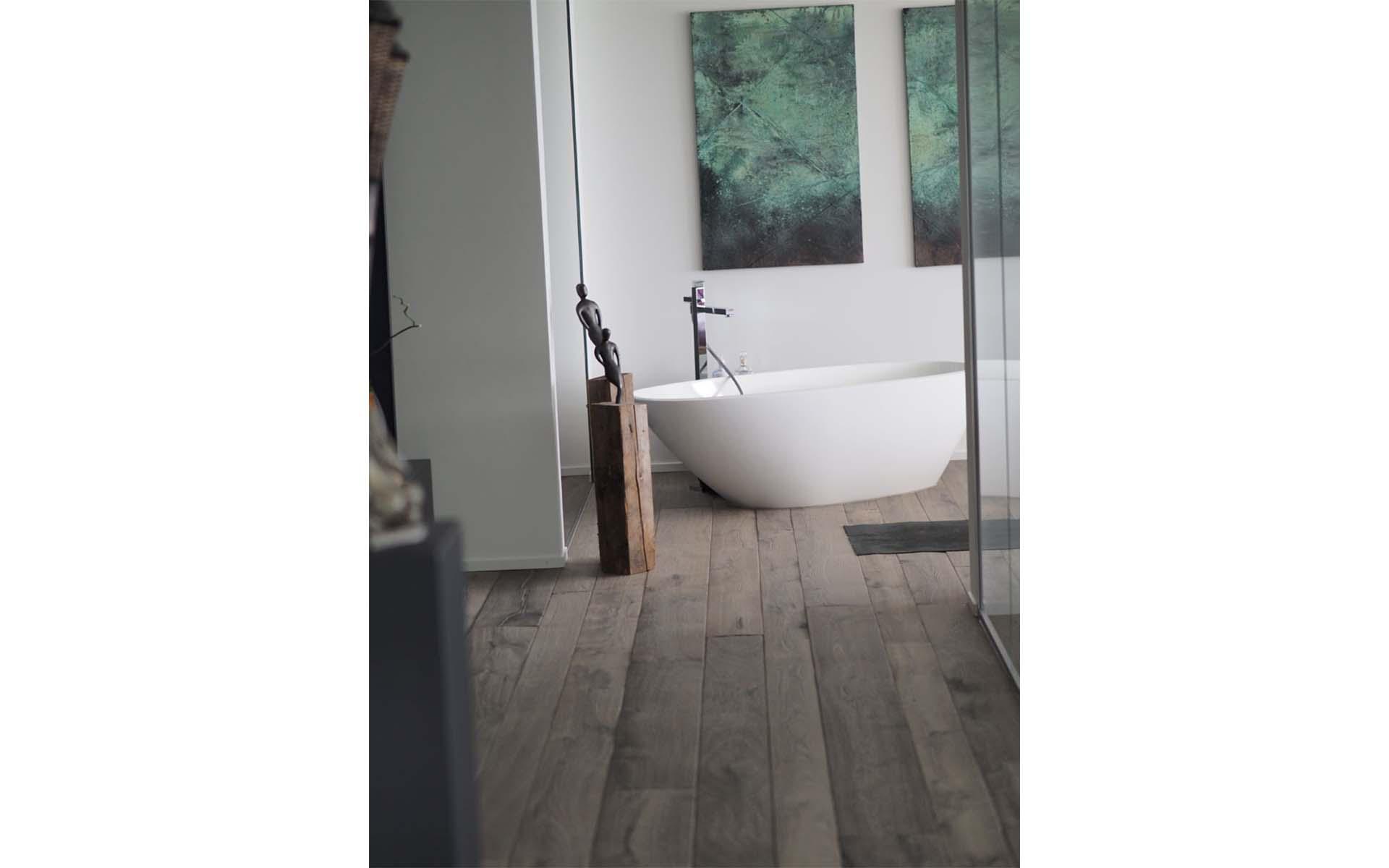 Uso sicuro del legno in bagno? Per coloro che hanno difficoltà a optare per il parquet in legno, Floortrade offre anche numerose alternative, come il robusto pavimento in vinile che, visivamente, non si distingue dal vero legno. Foto: Floortrade