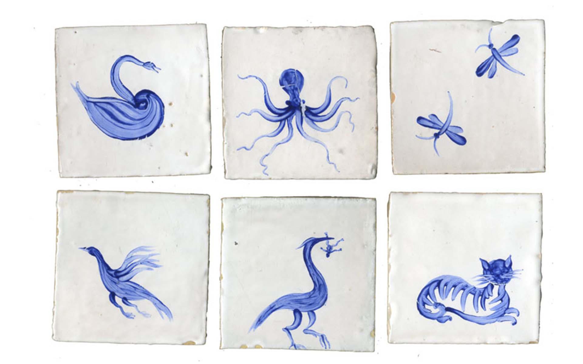 L'approccio di Agnès Emery è meno scientifico che magico. Le piastrelle dipinte a mano libera sembrano provenire da un altro mondo, condiviso da animali e piante con creature mitiche. Inoltre, i singoli elementi possono essere ordinati anche in serie su temi specifici, come l'erbario, la tempesta, la chimera... Foto: Emery & Cie