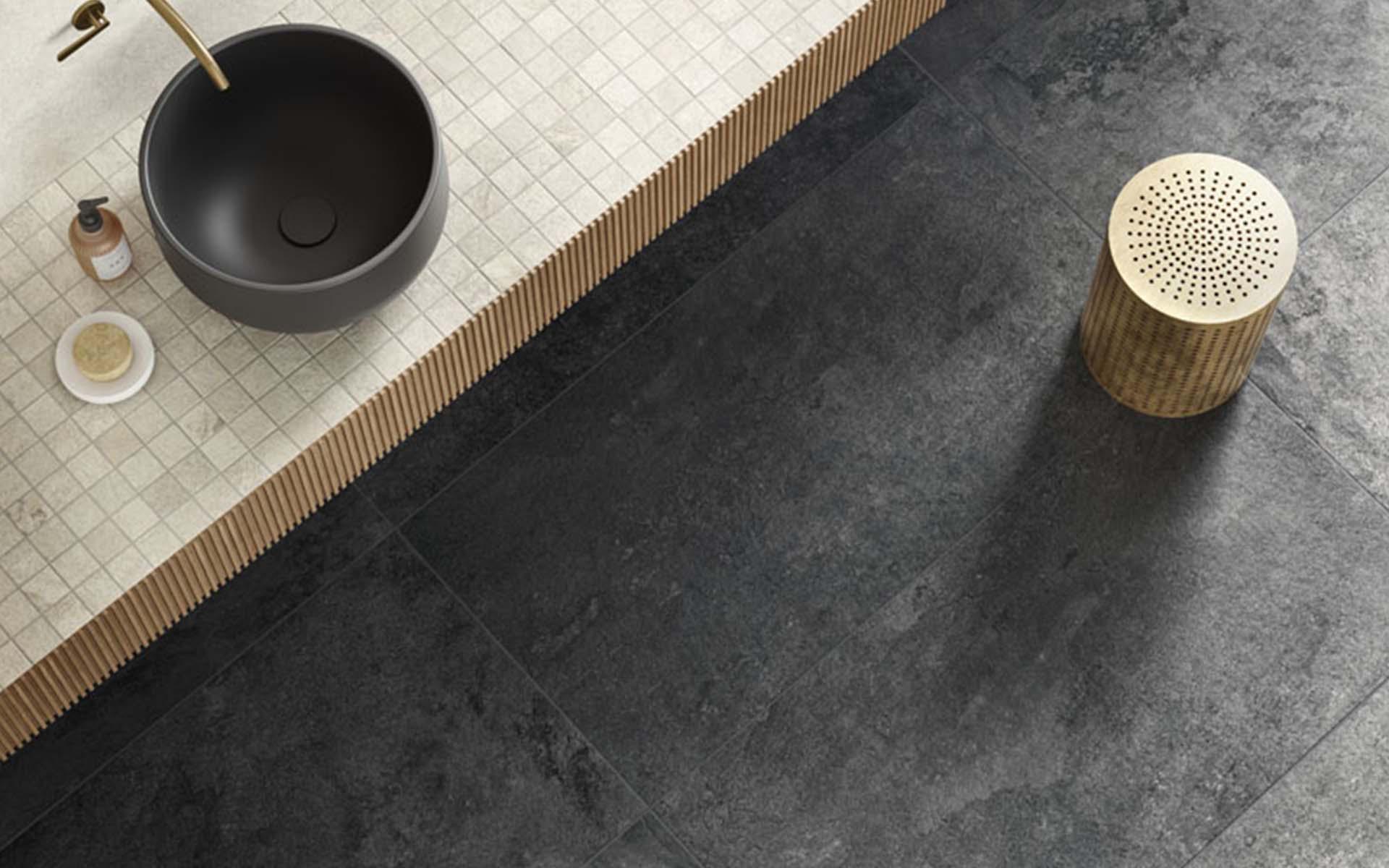 Se siete alla ricerca di un pavimento più classico per il bagno (o per altre aree di applicazione), allora la scelta cade sulla piastrella di ceramica. Da oltre 200 anni, l'azienda familiare Ganz Baukeramik si dedica alla produzione e al commercio di piastrelle di ceramica all'avanguardia e alla riproduzione di piastrelle storiche. Foto: Ganz Baukeramik