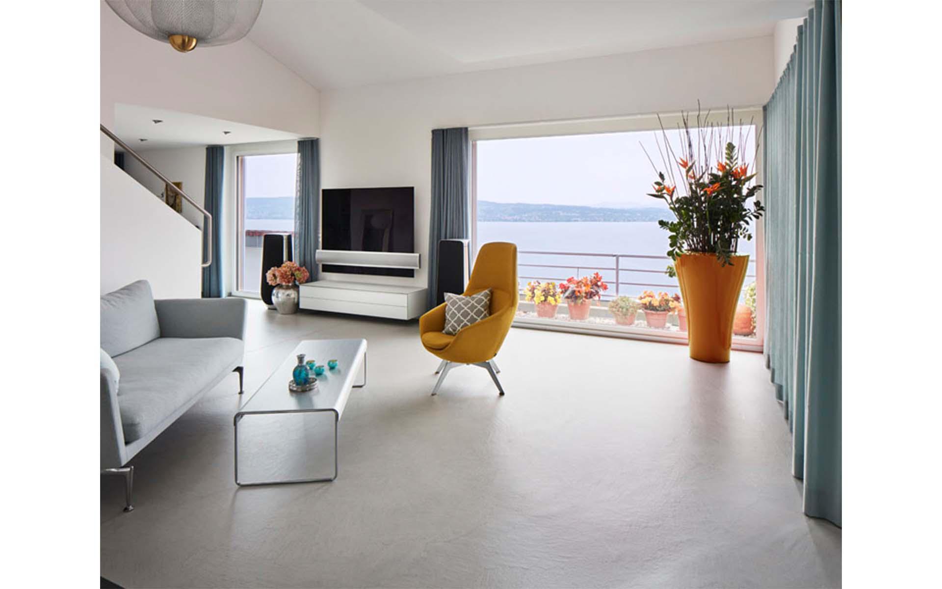 C'è anche chi sogna pavimenti senza fughe, omogenei e allo stesso tempo vivaci: nella ristrutturazione di questo appartamento con terrazza, Bodarto ha installato un nuovo pavimento minerale sopra quello in ceramica già presente, conferendo agli ambienti vastità e unicità. Foto: Bodarto