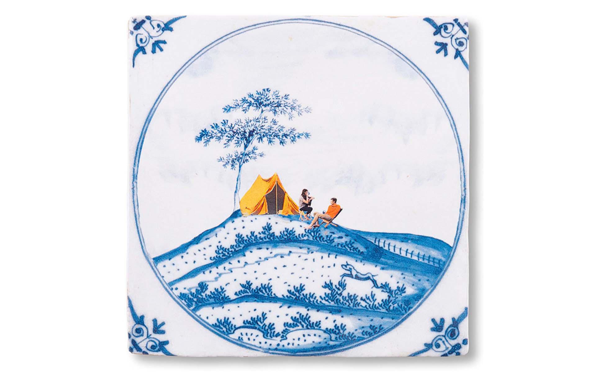 Amiamo le creazioni della cucina delle idee di Marga van Oers, che si ispirano alle antiche piastrelle di Delft e hanno un tocco personale. «Outdoor Lovers» è solo uno dei tanti esempi che celebrano con un tocco di allegria la vita nella natura e con la natura. I tanti diversi design delle piastrelle, combinati e allineati in modi diversi, creano un numero infinito di storie. Foto: Storytiles