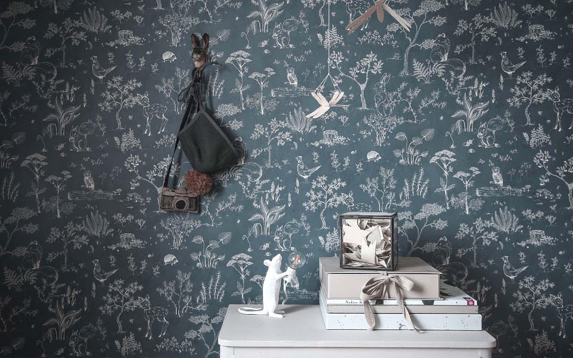 Anche «Hollie» racconta storie: la carta da parati è come una meravigliosa fiaba sulla foresta e sulle avventure che vi si possono scoprire. Funghi e fiori, gufi, conigli, scoiattoli e cervi diventano amici durante la notte fermandosi di nuovo sul muro durante il giorno, solo per riaccendere la fantasia un attimo dopo e dare vita ad altre storie. Foto: Sandberg Wallpaper