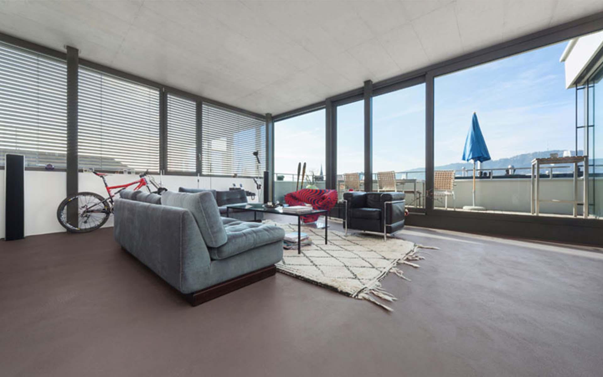 Anche il pavimento minerale «Texolit Rustico» è privo di giunture e viene livellato, levigato e sigillato in più fasi di lavoro, il che non solo gli conferisce un aspetto individuale, ma permette anche di usarlo senza problemi in bagno. Foto: Texolit