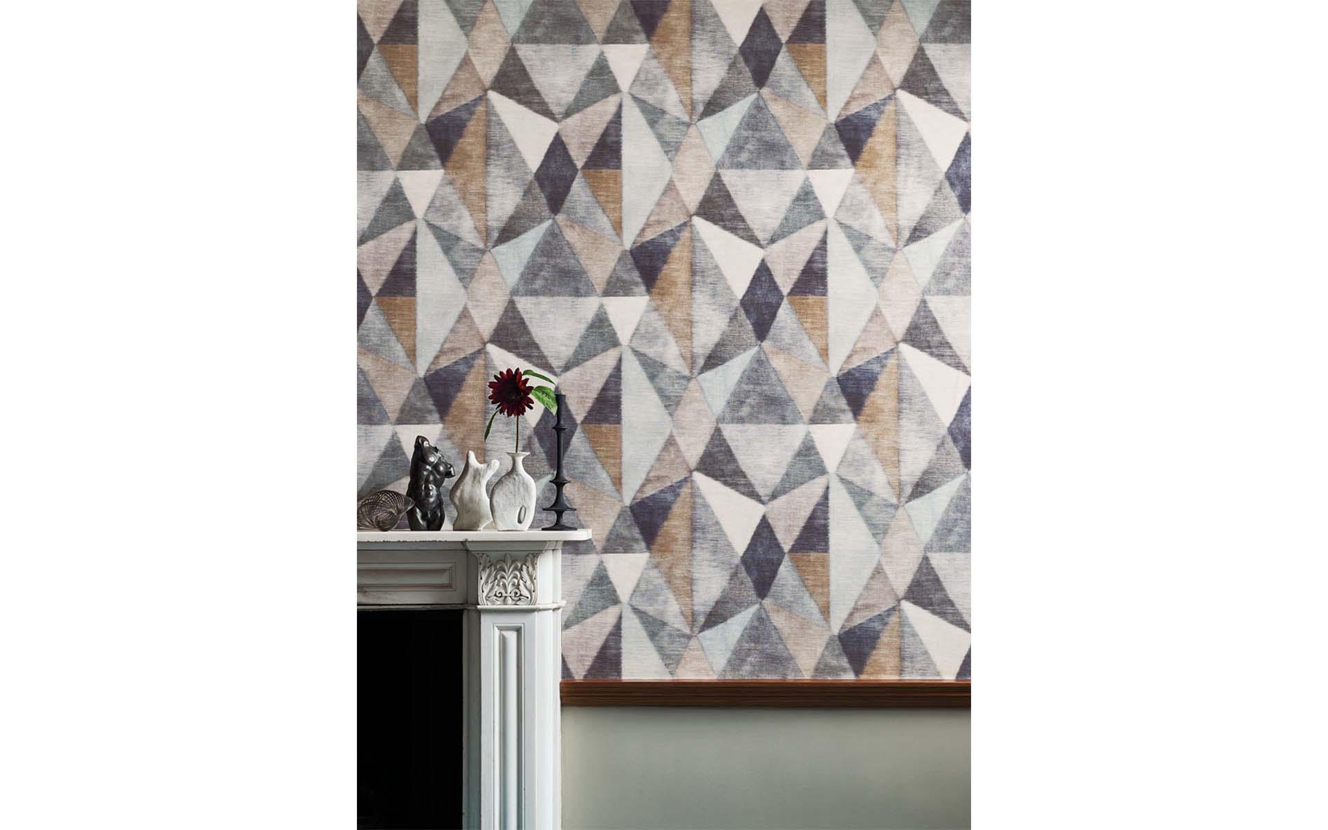 Con «Zafaro» è come guardare, attraverso un caleidoscopio, un paesaggio immerso nei caldi colori della terra. L'impronta strutturata della carta da parati dà l'impressione di essere realizzata in seta naturale finemente tessuta. Foto: Black Edition