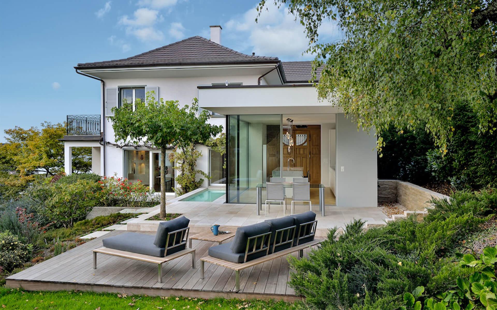 Per il nuovo patio sono stati scelti la pietra calcarea di Dietfurt e una griglia in legno.