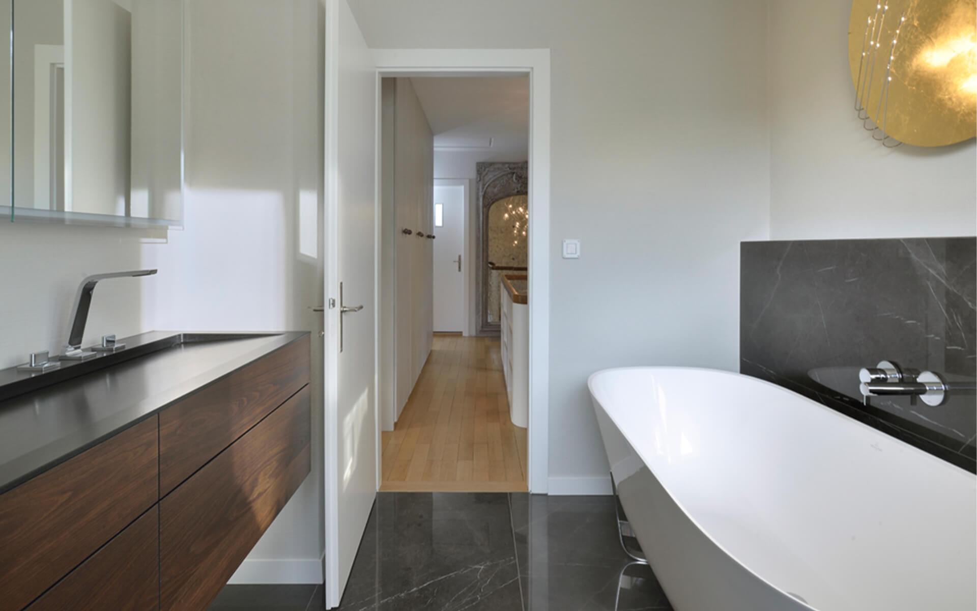 In tutta la casa e nel giardino sono stati utilizzati materiali eleganti e classici come legno, marmo e piastrelle in gres porcellanato di grande formato.