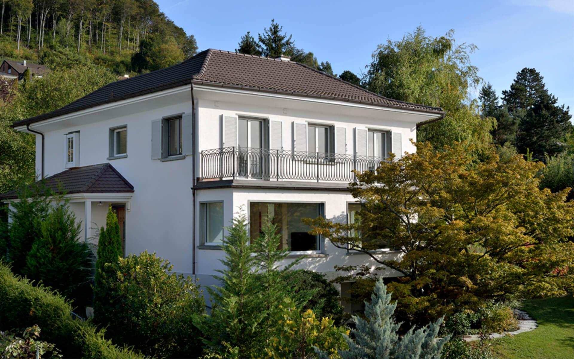 L'esterno dell'edificio è stato semplicemente perfezionato con una nuova combinazione di colori e un'elegante ringhiera in ferro battuto.