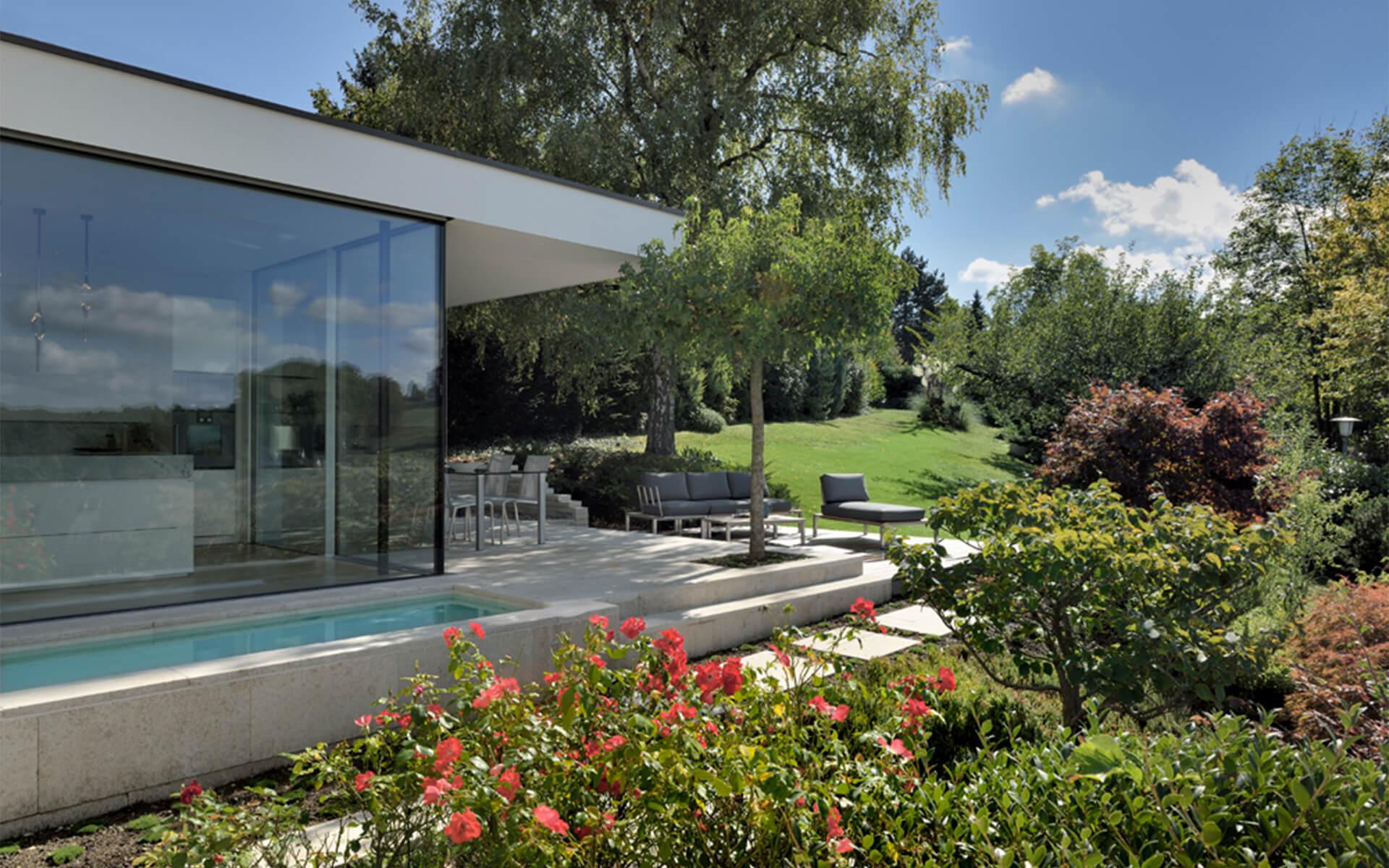Durante i lavori di costruzione si è fatto in modo di non danneggiare i vecchi alberi e arbusti del giardino esistente.