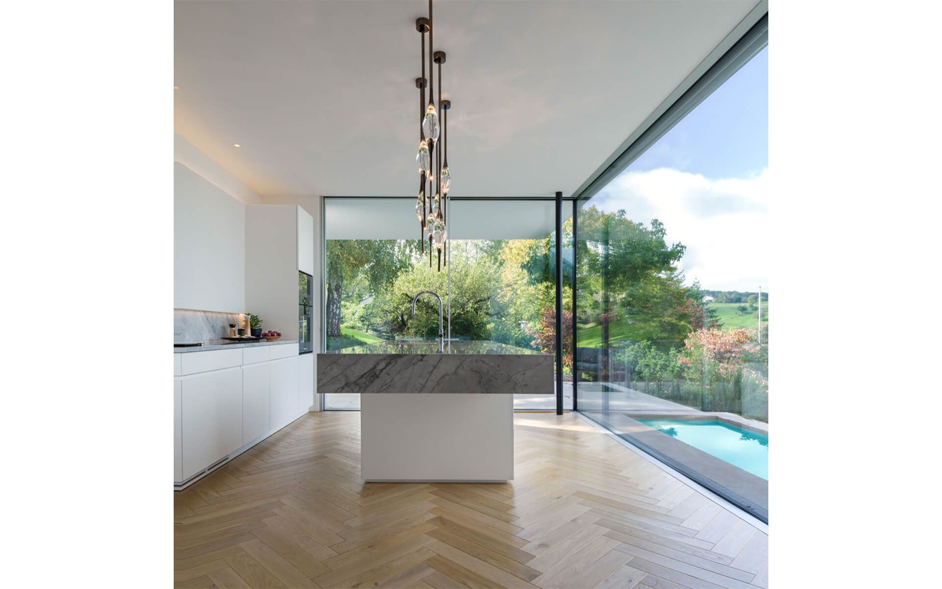 Una distesa infinita: questa è la sensazione che creano le finestre scorrevoli senza barriere «Classic» di Sky-Frame, grazie alla loro fine profilatura e agli elementi angolari sottili.