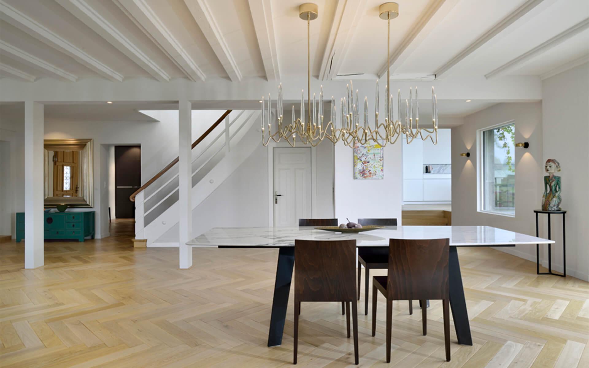 Grazie all'esposizione delle travi, l'altezza della stanza al piano terra è stata aumentata di qualche centimetro.