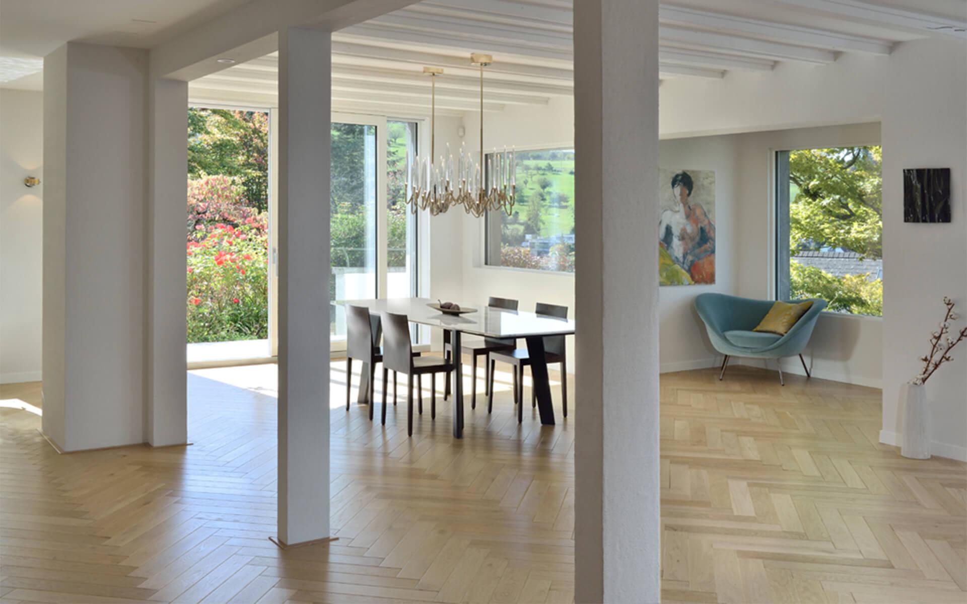 I passaggi nelle pareti al piano terra hanno creato un unico spazio abitativo a pianta aperta. Quella che ora è un'accogliente nicchia, era un piccolo ufficio sempre collegato all'ambiente principale.