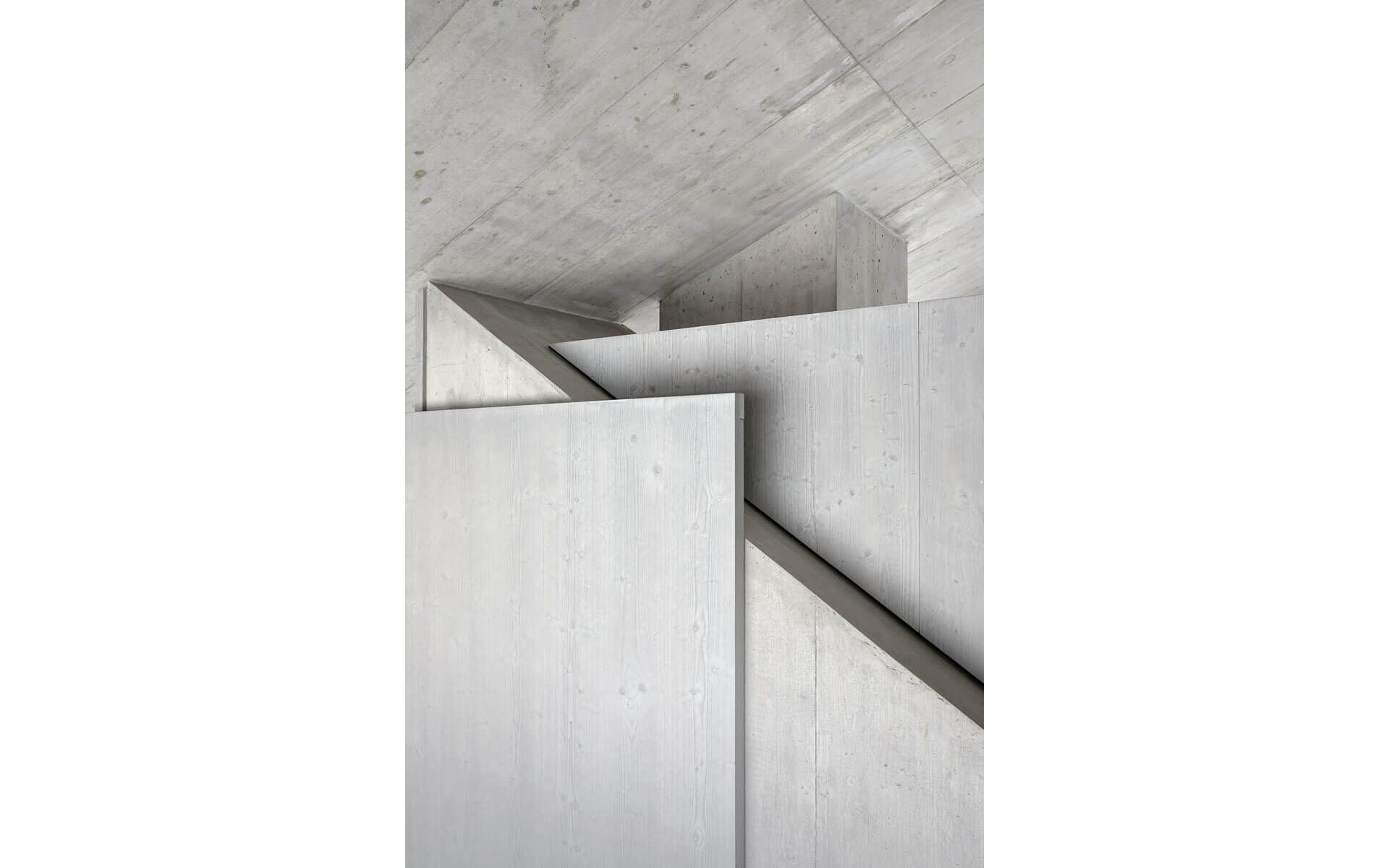 Ce n’est qu’au deuxième coup d’œil que l’on distingue le bois lasuré gris et le béton.