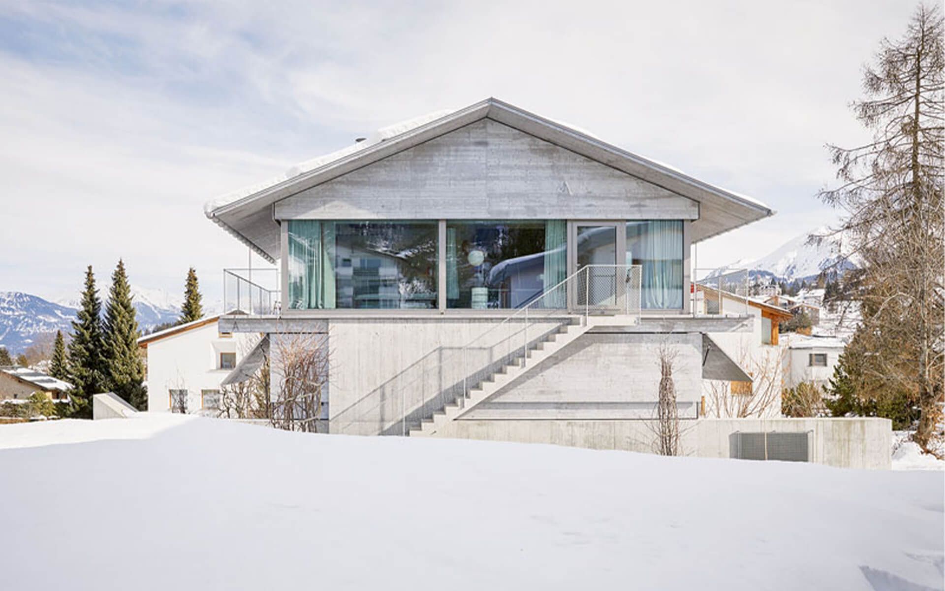 Simple mais raffinée, la maison s’intègre à l’environnement bâti.