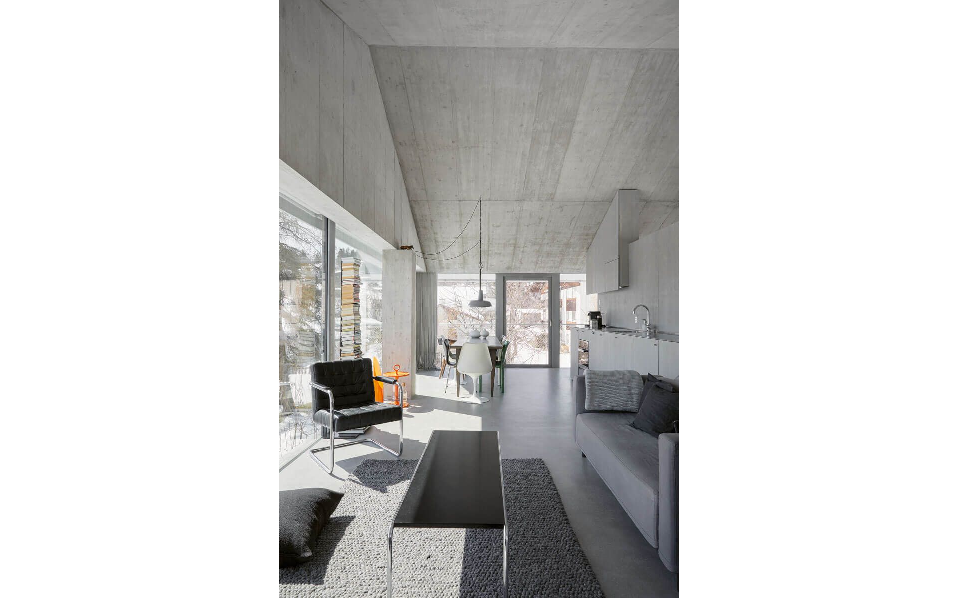 Grâce à la transparence totale des étages d’habitation, on ne se sent pas enfermé malgré la petite surface. Voici l’espace de vie à l’étage.