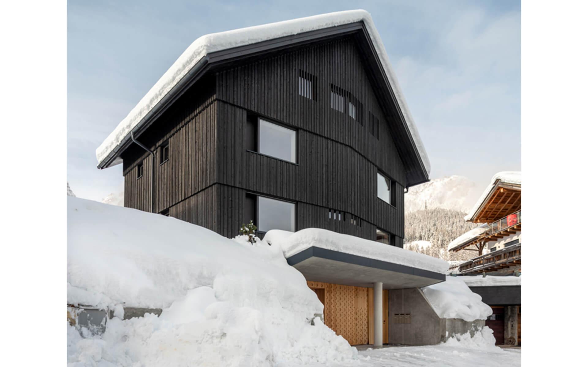 Zufahren kann man alternativ auch auf Skiern direkt von der Piste kommend: Ski-in-Ski-out nennt man das.