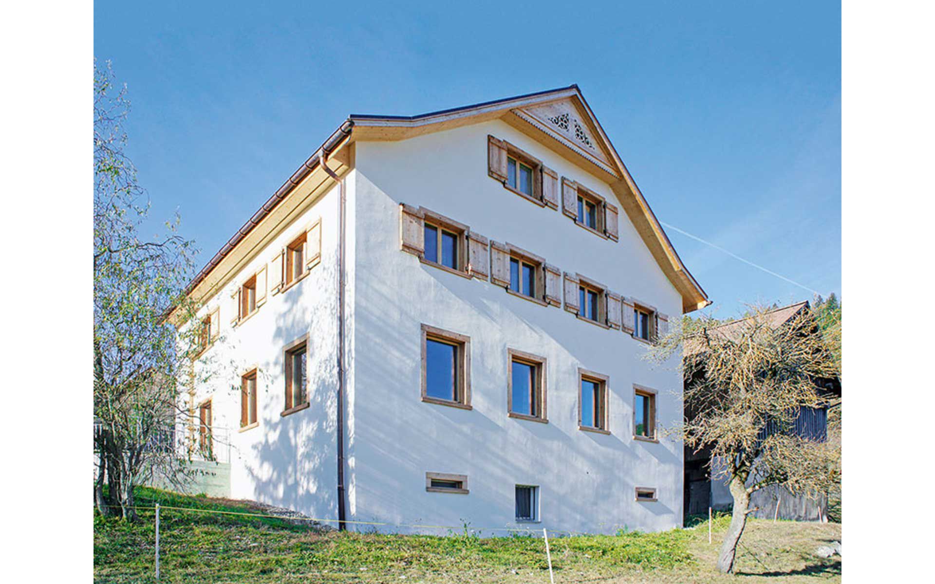 Pour la rénovation de l’isolation de cette ferme ancienne en Engadine, on a utilisé l’enduit d’isolation thermique Biotherm de Haga, un système biologique complet, entièrement fabriqué à partir de produits perméables à la diffusion, à haute capacité respiratoire et respectueux de l’environnement. Photo: Haga