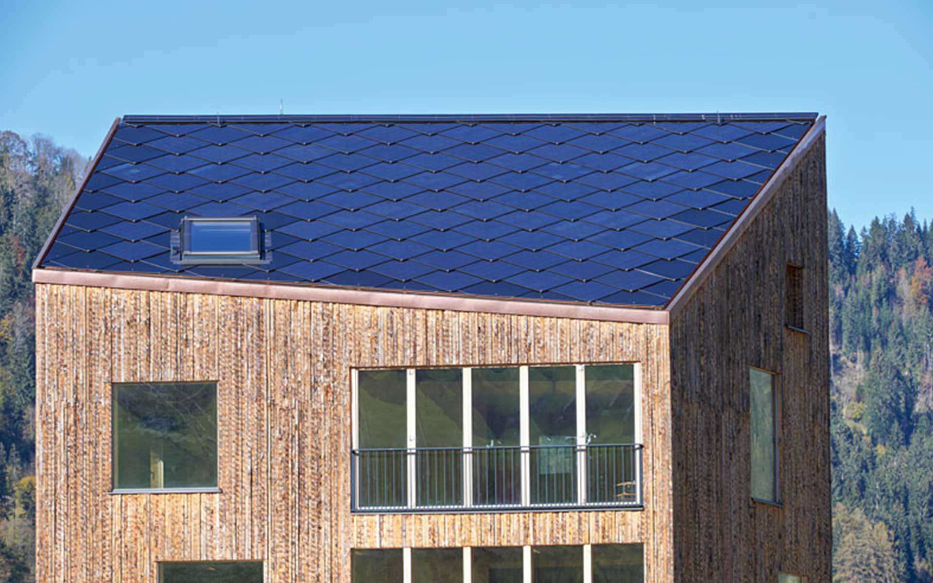 Die quadratischen Solarziegel von Sunstyle werden schuppenartig direkt mit einer passenden Unterkonstruktion auf den Dachunterbau verlegt und tragen dadurch zu einer ästhetischen Gestaltung des Daches bei. Dabei übernehmen die Solarziegel alle Funktionen einer Dachhaut: Dichtigkeit, Festigkeit sowie Langlebigkeit. Und darüber hinaus produzieren sie sauberen Strom. Transparente Dachziegel, die Licht ins Gebäude bringen, sowie stromproduzierende Abschlussziegel vervollständigen das System. Foto: Sunstyle